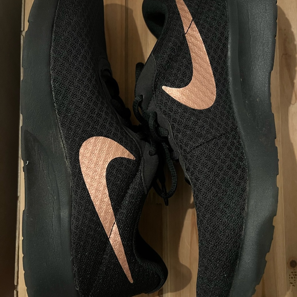 Lightly worn Nike Black kaishi sneakers with rose gold swoosh